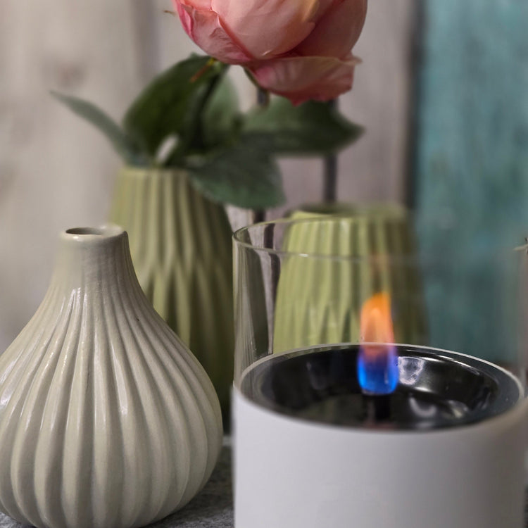 Vasen-Set in Grüntönen mit Tenderflame Tischkamin Lilly in weiss