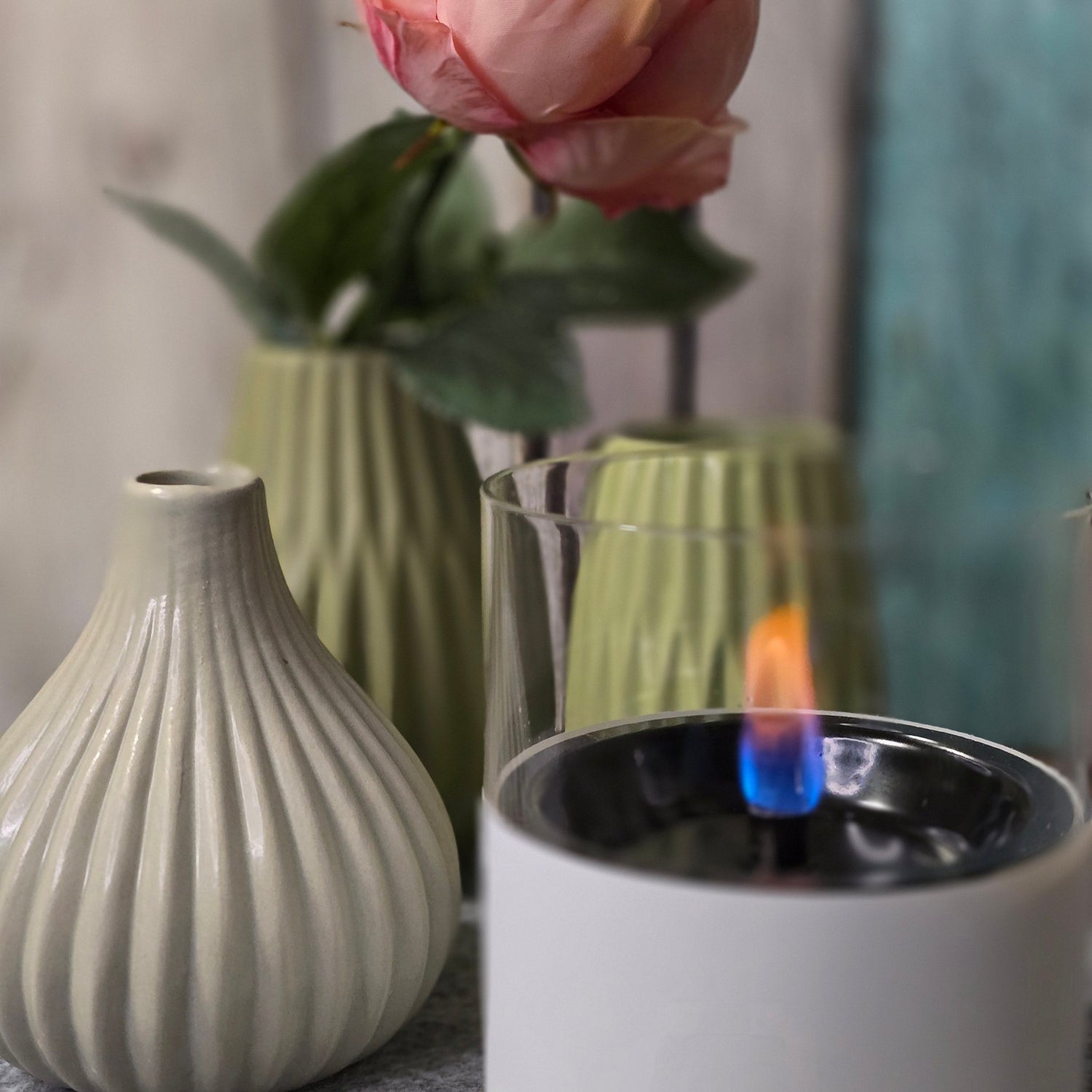 Vasen-Set in Grüntönen mit Tenderflame Tischkamin Lilly in weiss