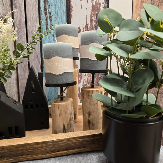 Tablett mit Kerzenhalter aus Holz und dazu Lichterhäuser sowie eine Kunstblume in Eukalyphtus.