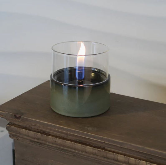 Tischkamin aus Porzellan mit einer Kerzenflamme