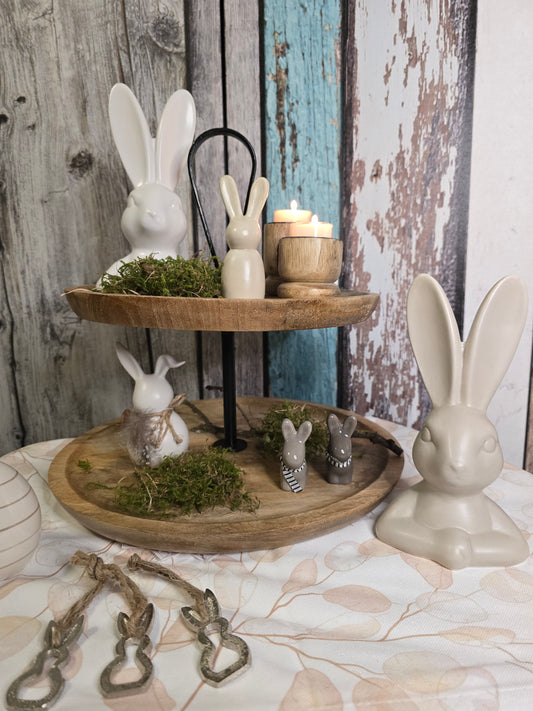 Etagere mit Osterdeko auf Tischläufer Silvana
