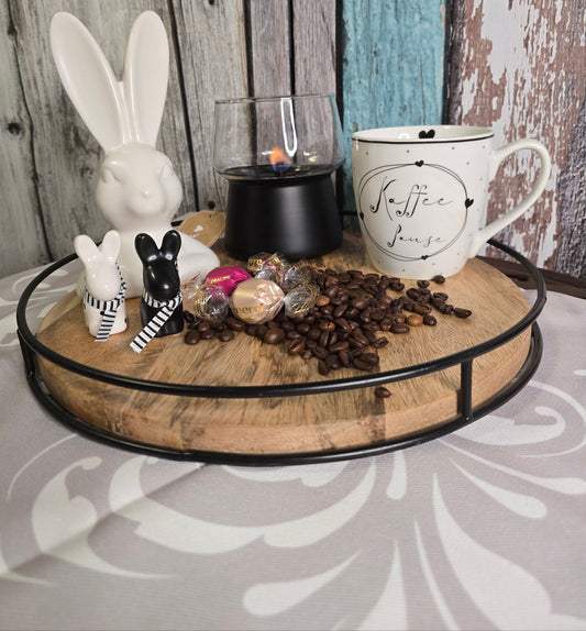 Tablettdeko mit Hase und Tenderflame Tischkamin auf Tischläufer Amelie in grau