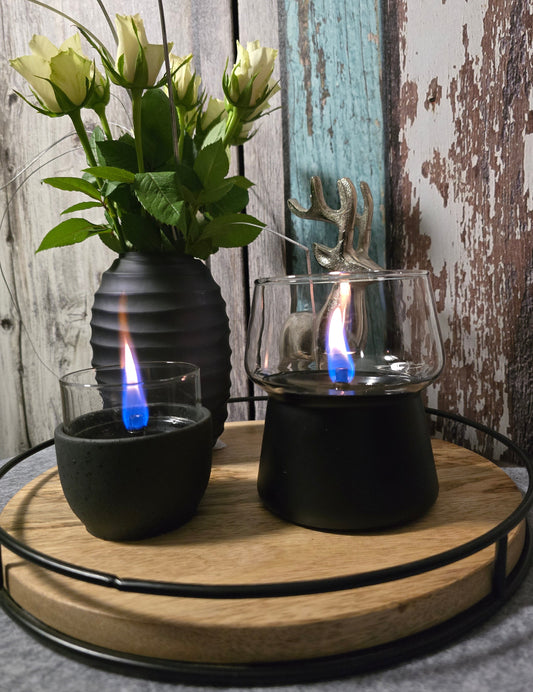 Tischkamin Amarylli schwarz mit Vase auf einem Tablett