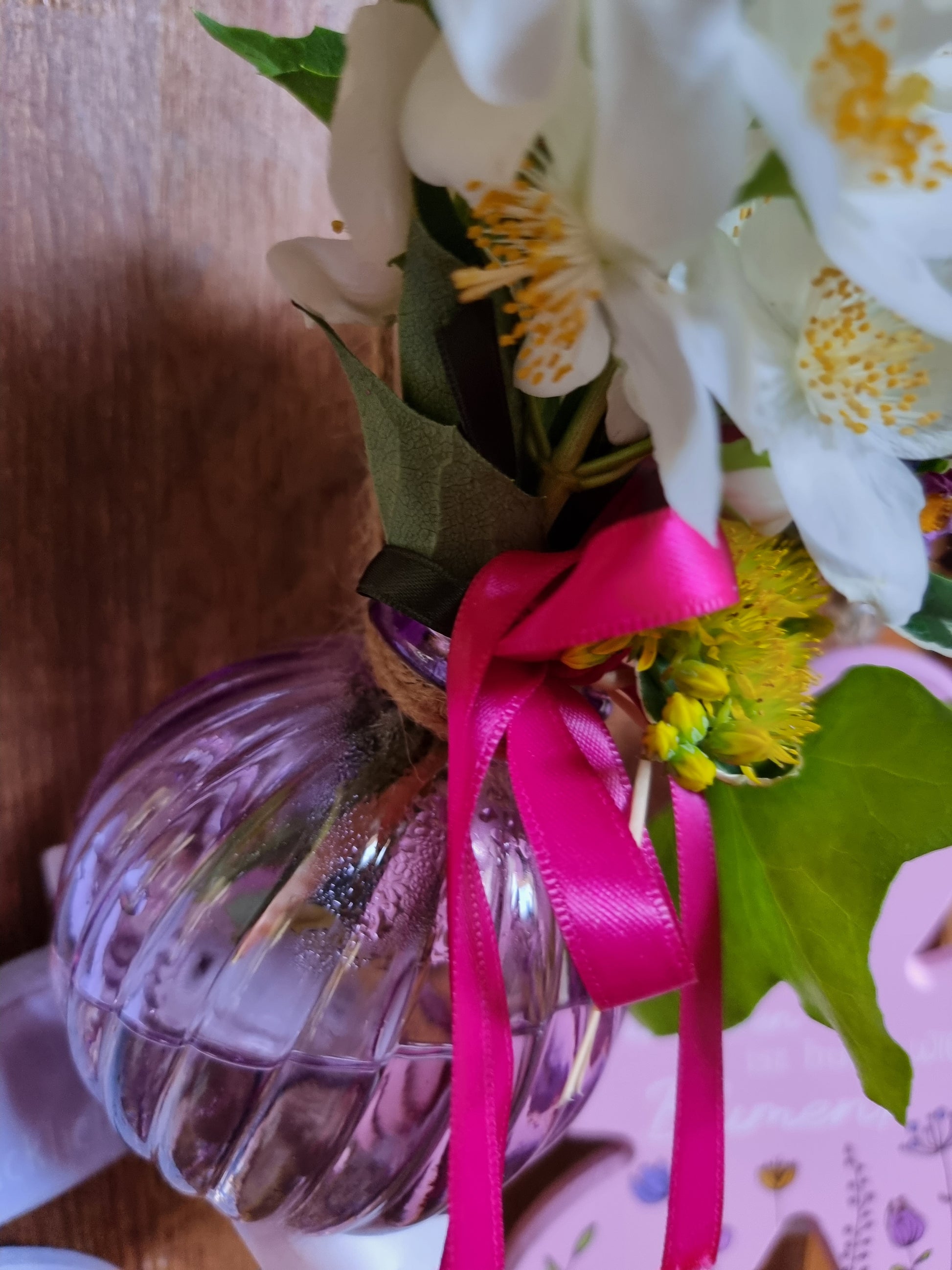 Minivase aus Glas in Kugelform. Ideal für einzele Blüten oder Mini Blumensträuße